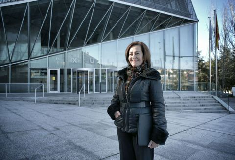 Ángeles Ferreira, en la entrada al edificio judicial de O Couto, un lugar de visita casi diaria.