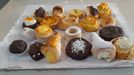 Una buena parte de los dulces de esta bandeja se ajusta a las recetas de la antigua pastelera Pimienta. Entre ellos figuran las llamadas patas de cabra (en el centro de la fila superior) y las caas de crema (tercera por la izquierda, abajo), que en Tui cambiaron  de aspecto para adquirir una forma acaracolada