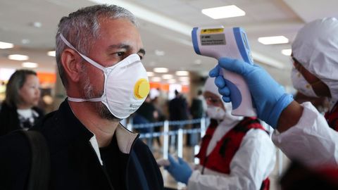 Control del coronavirus en un aeropuerto