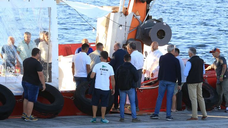 El rey emérito embarca en Sanxenxo para cenar en la ría de Pontevedra