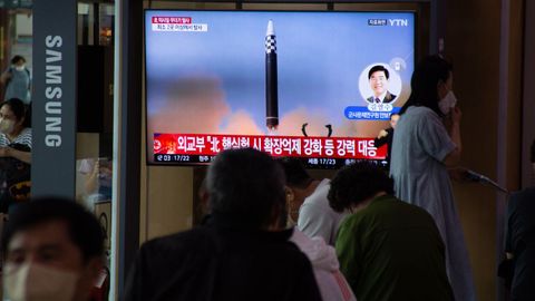 Un grupo de surcoreanos atienden a las noticias del ltimo lanzamiento de misiles balsticos de Corea del Norte