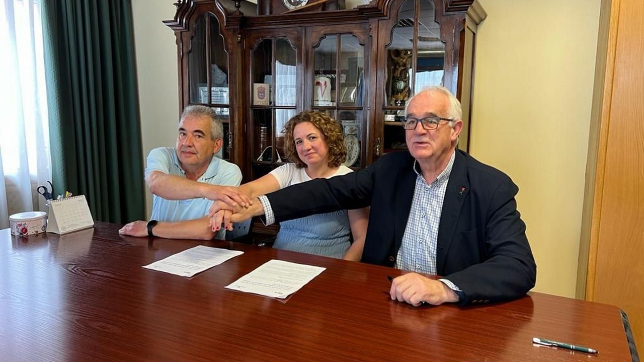 La investidura de Elba Veleiro en Vilalba, en imágenes.De izquierda a derecha, Alvite (BNG), González (Vilalba Aberta) y VIdal (PSOE).