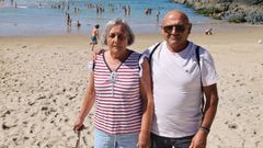 Mariluz Hermida y Guillermo Permuy, en la playa de Meirs donde fueron rescatados.