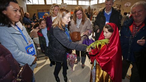 La popular Ana Pastor ha saludado a una nia que vena de ensayar la funcin de Navidad