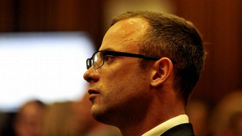 Oscar Pistorius llora en el banquillo de los acusados durante su juicio por asesinato en Pretoria