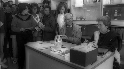 Imagen del año 94, cuando el escritor acudió a firmar ejemplares al instituto de Ponteceso, en O Couto
