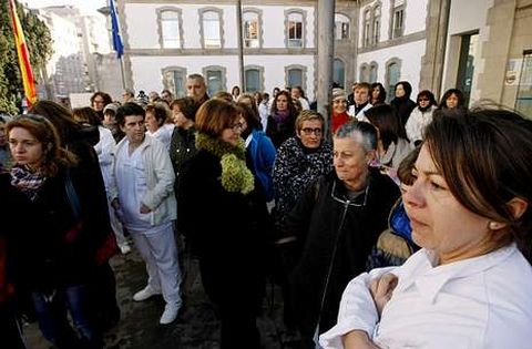 Los trabajadores se concentraron ayer en la entrada del Hospital Provincial de Pontevedra.
