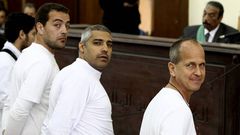 Los tres acusados, Peter Greste, Mohamed Fahmy y Baher Mahmoud, de derecha a izquierda