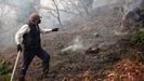Un vecino ayuda a extinguir las llamas en un incendio forestal