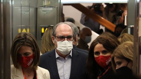 Gabilondo entrando al Hotel Princesa Plaza, donde el PSOE va a seguir la noche electoral 