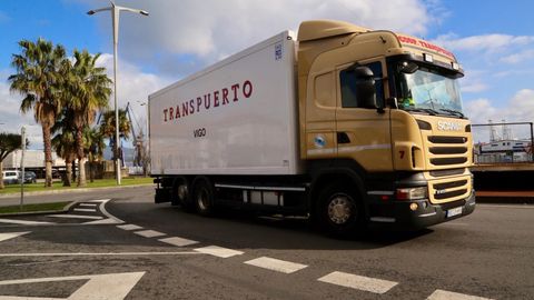 Un camión en el puerto de Vigo