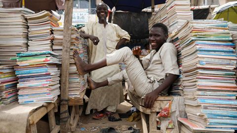 Vendedores de libros usados esperan a los clientes en un ciudad de Nigeria