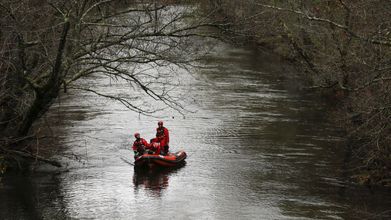 Miembros de emergencias, buscando a la desaparecida de Arcos en el río Arenteiro.