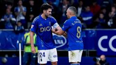 Santi Cazorla le pone a Lucas Ahijado el brazalete de capit�n del Real Oviedo