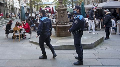 Control de la Polica Local de Pontevedra para velar por el cumplimiento de las medidas anticovid en la plaza de la Verdura