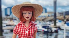 Una de las Barbie personalizadas de Bonequea «posa» en el puerto en Marín