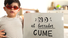 El peque�o Hugo posa con un cartel para exigir la derogaci�n de la nueva ayuda CUME