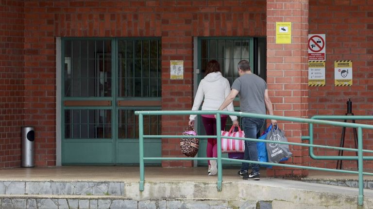 Los condenados por abusar de una niña de su familia en Baleira, a punto de salir de prisión al cumplir tres años de pena
