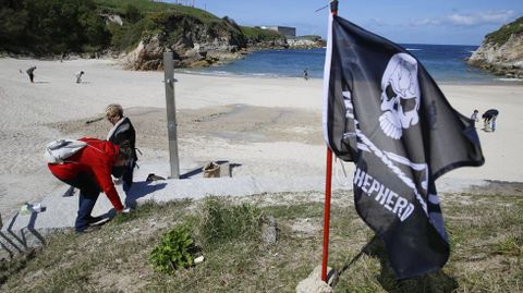 Sea Shepherd limpia la playa de As Lapas, en A Corua.