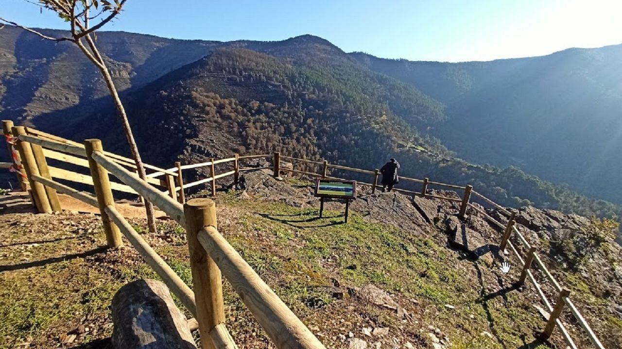 Restauracin de una pieza artstica de excepcional valor.El mirador de la Pena do Teso Grande es una de las estructuras reconstruidas despus de haber sido quemadas por los incendios del pasado verano