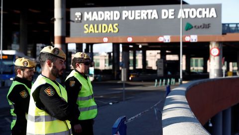 Varios militares vigilan la estacin de tren de Atocha, en Madrid