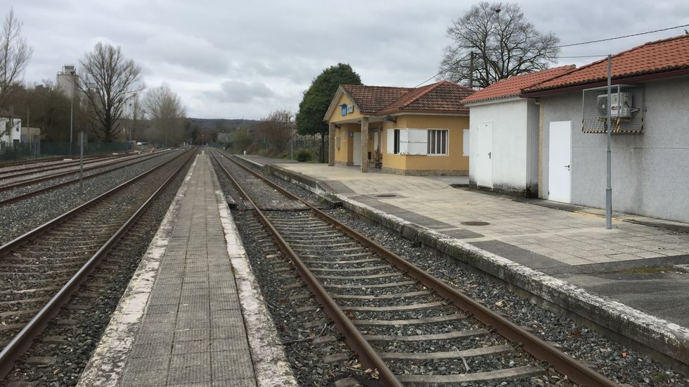 Fiesta ilegal en Lncara.Andenes de la estacin de Oural, una de las que entran en la adjudicacin de las obras