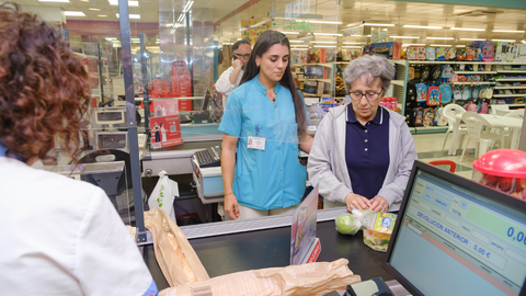 La paciente paga la compra.