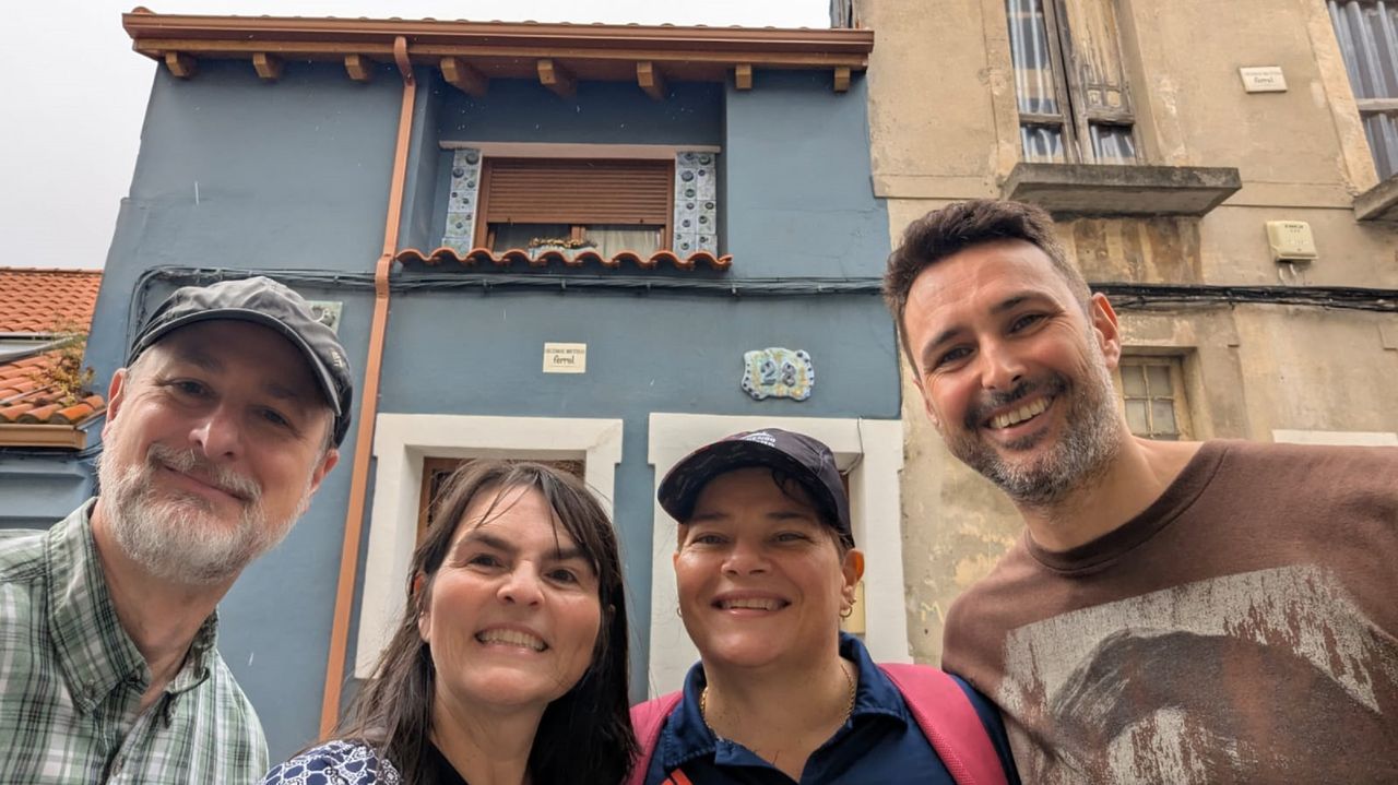 De izquierda a derecha, Olivier Calle, Ana Mara Paredes Zamarriego, Margarita Velasco y lex Fernndez; ante la casa natal del abuelo de Ana Mara en Canido