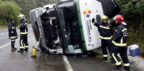 Imagen de los bomberos de Viveiro, uno de los parques que dieron clases, durante una actuaci�n.