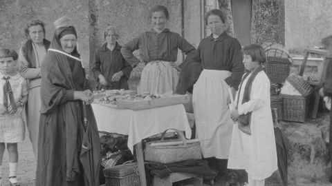 Mujeres vendiendo en la fiesta de la Virgen del Carmen, en Llanes