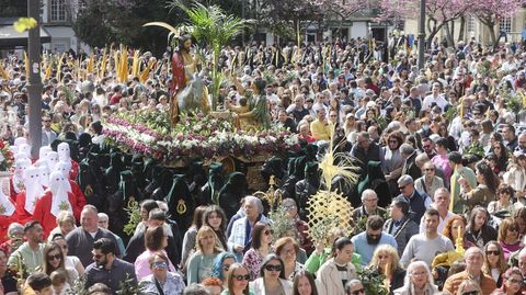 El público atestó la plaza de Amboage durante la bendición de ramos, antes de la salida de la procesión de la Entrada triunfal de Jesús en Jerusalén.