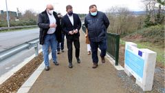 El alcalde de Valdovio, Alberto Gonzlez, acompa al delegado de la Xunta en una visita al nuevo paseo