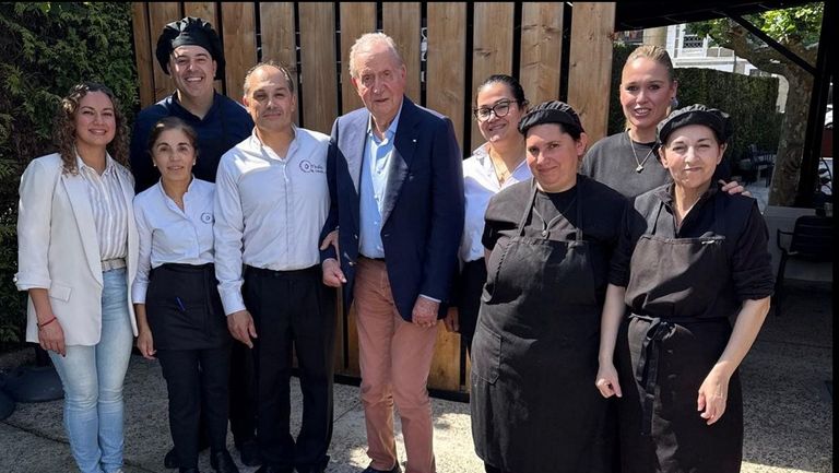Un mero a la brasa y tortilla española para darle la bienvenida al rey emérito en su segunda visita del año a Sanxenxo