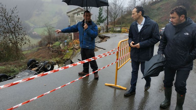El consejero de Presidencia y Participación Ciudadana, Guillermo Martínez, con el alcalde de Laviana, Julio García, visita la zona afectada por las riadas