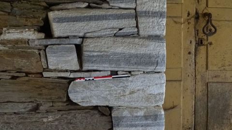 Seceda (Período Devónico). Llamativas piedras calizas del Devónico —entre hace 416 y 359 millones de años— en una construcción de esta aldea de O Courel