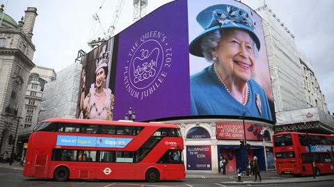 Una foto gigante en Picadilly felicita a Isabel II por su setenta aniversario en el trono