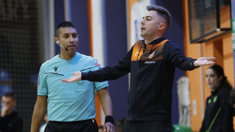 El entrenador del Burela FS se harta de los árbitros: «Que la gente juzgue si este esperpento vale 20.000 euros»