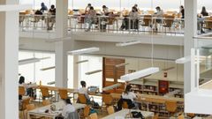 Alumnos de bachillerato estudiando en una biblioteca en Ourense