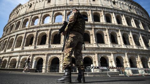 Un soldado italiano hace guardia frente al Coliseo en Italia