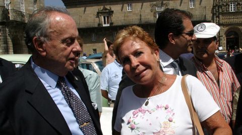Lina Morgan junto a Manuel Fraga en el Da de los Abuelos del 2004 en la plaza del Obradoiro, Santiago de Compostela 