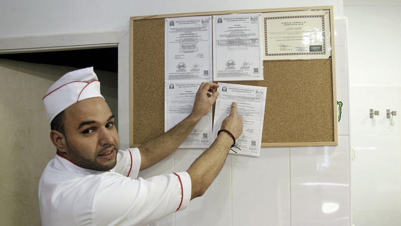 Youness Chaggour, en su carnicería de Monforte, con la documentación del matadero que certifica que la carne que vende es halal