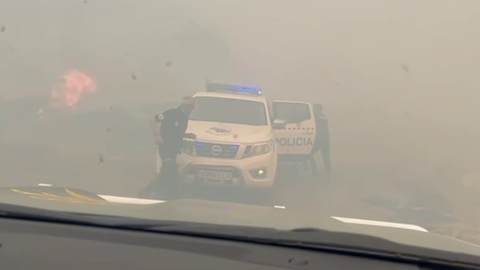 Un agente fuera de servicio ayuda a la Polica Autonmica a rescatar a tres personas del incendio de Cualedro