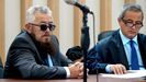 Valentn Alonso, a la izquierda junto a su abogado, en la primera vista del juicio iniciado este lunes en Vigo.
