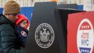 Un votante en un colegio electoral de Brooklyn, en Nueva York.