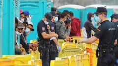 La Polica Nacional custodiaba este martes a los inmigrantes en el muelle de Arguinegun