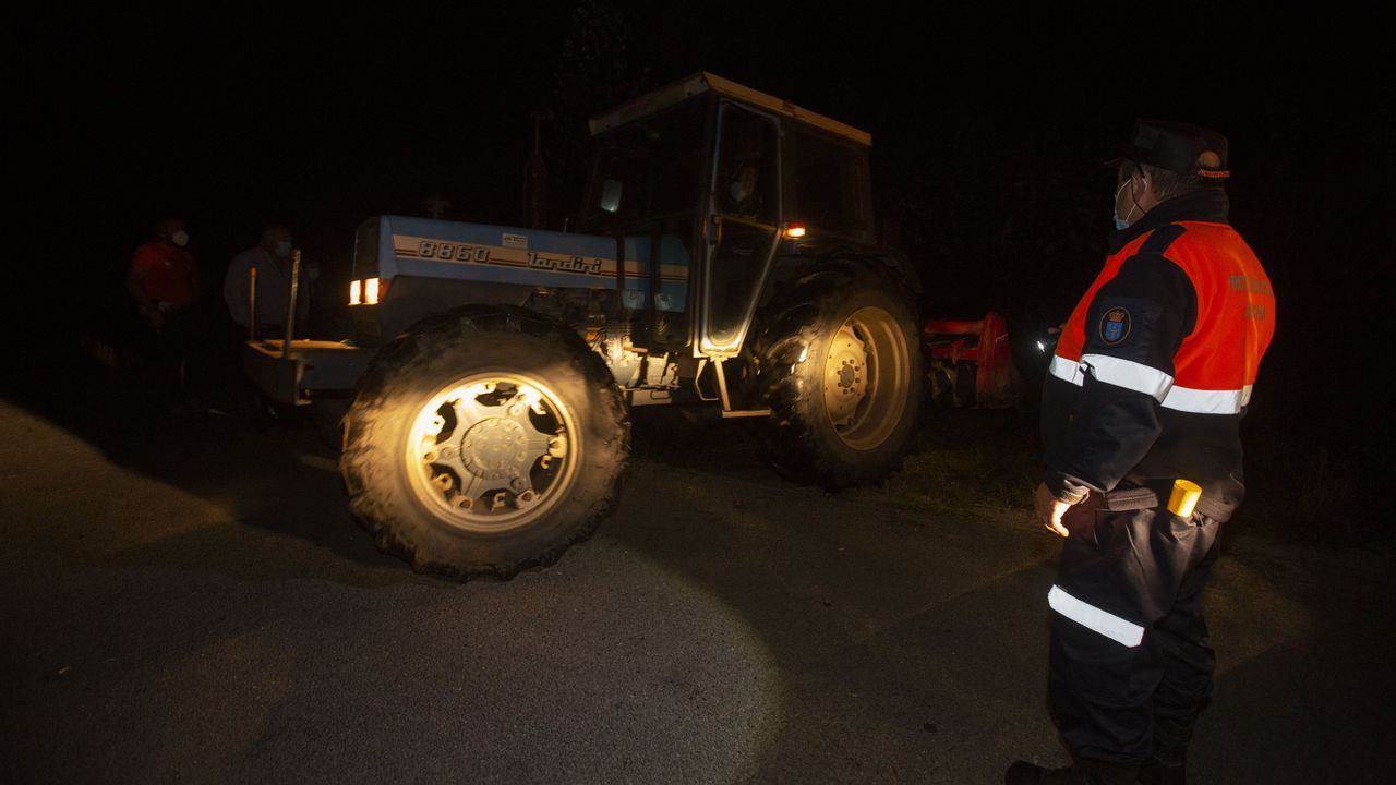 Осмотр трактора погибшего на месте происшествия / El tractor del fallecido