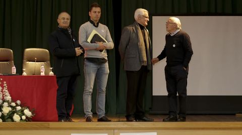 Vctor Freixanes, presidente da RAG (segundo pola dereita), estivo na Corua no nico centro privado que participa coa iniciativa, o Fogar de Santa Margarida.