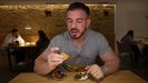 El youtuber Cenando con Pablo mientras prueba la croqueta de Simpar, distinguida como la mejor del mundo.