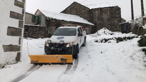 Segundo da de nevadas en Ourense.En Avin hubo que limpiar las carreteras en Edreira
