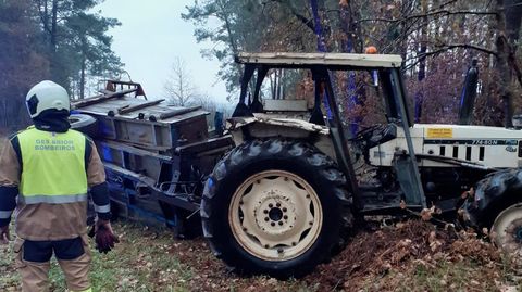El GES de Brin colabor en el rescate de la persona atrapada bajo el brazo-gra del tractor